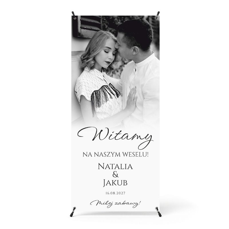 X Baner Powitalny na Ślub. Personalizowany baner ślubny ze zdjęciem pary młodej, imionami i datą ślubu jako witacz przed salę weselną.