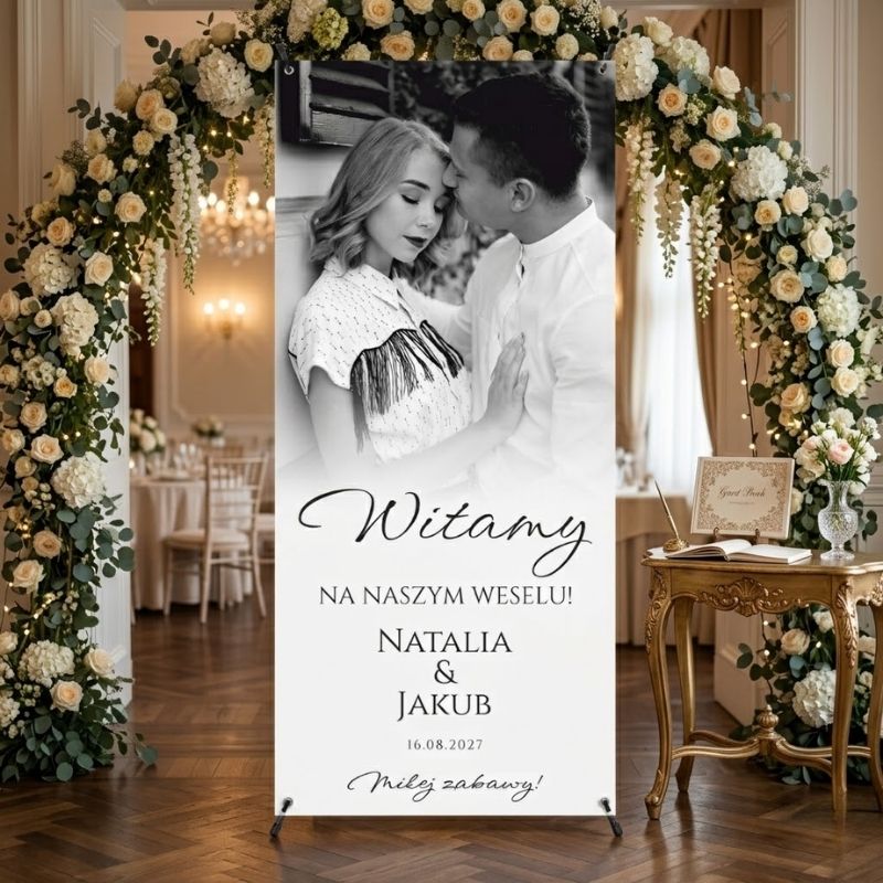 X Baner Ślubny ze Zdjęciem. Personalizowany baner ślubny ze zdjęciem pary młodej, imionami i datą ślubu jako witacz przed salę weselną.