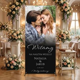 Elegancki Baner Ślubny ze Zdjęciem. Personalizowany baner ślubny ze zdjęciem pary młodej, imionami i datą ślubu jako witacz przed salę weselną.