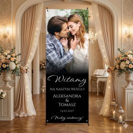 Witacz Ślubny ze Zdjęciem Baner do Dekoracji. Personalizowany baner ślubny ze zdjęciem pary młodej, imionami i datą ślubu jako witacz przed salę weselną.