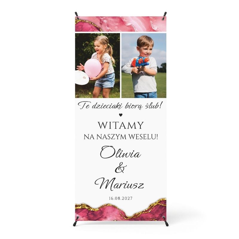 Baner Ślubny Powitalny. Personalizowany baner ślubny 80x180 cm ze zdjęciami z dzieciństwa pary młodej i napisem „Te dzieciaki biorą ślub!”