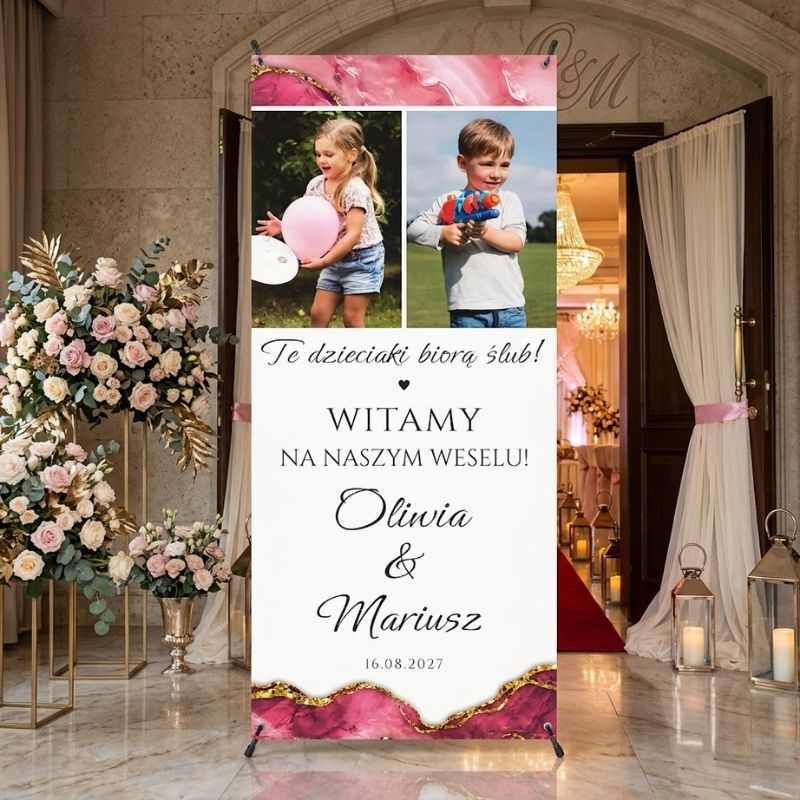 Baner Ślubny Powitalny. Personalizowany baner ślubny 80x180 cm ze zdjęciami z dzieciństwa pary młodej i napisem „Te dzieciaki biorą ślub!”