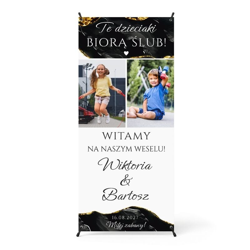 Baner Ślubny Powitalny. Personalizowany baner ślubny 80x180 cm ze zdjęciami z dzieciństwa pary młodej i napisem „Te dzieciaki biorą ślub!”