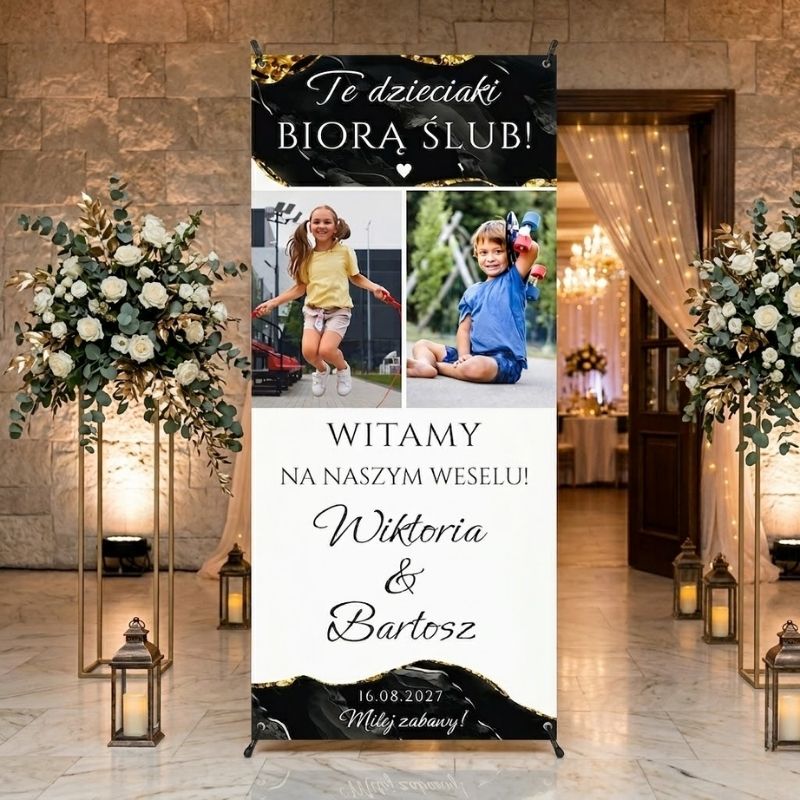 Baner Ślubny Powitalny. Personalizowany baner ślubny 80x180 cm ze zdjęciami z dzieciństwa pary młodej i napisem „Te dzieciaki biorą ślub!”