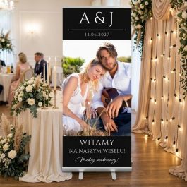 Roll Up Weselny ze Zdjęciem Młodej Pary Rozwijany. Personalizowany Roll-Up Ślubny Rozwijany 85x200 Witacz Weselny Witamy. Personalizowany baner ślubny roll-up 85x200 jako elegancki witacz do sali weselnej
