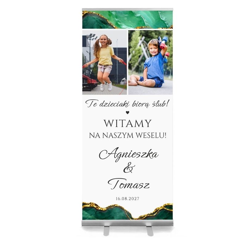 Personalizowany Roll-up Ślubny 85x200 Te dzieciaki biorą ślub ze Zdjęciem. Personalizowany roll-up ślubny 85x200 cm z hasłem „Te dzieciaki biorą ślub” oraz zdjęciem pary młodej z dzieciństwa.