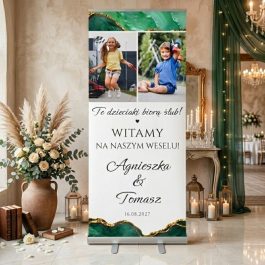 Personalizowany Roll-up Ślubny 85x200 Te dzieciaki biorą ślub ze Zdjęciem. Personalizowany roll-up ślubny 85x200 cm z hasłem „Te dzieciaki biorą ślub” oraz zdjęciem pary młodej z dzieciństwa.