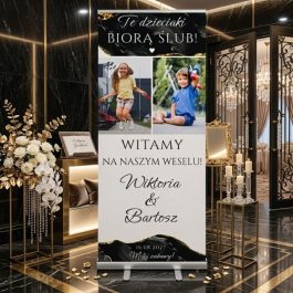 Baner Ślubny Roll-up 85x200 z Twoim Zdjęciem. Personalizowany roll-up ślubny 85x200 cm z hasłem „Te dzieciaki biorą ślub” oraz zdjęciem pary młodej z dzieciństwa.