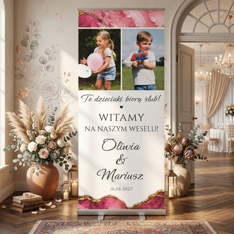 Roll-Up Ślubny ze Zdjęciem Te dzieciaki biorą ślub . Personalizowany roll-up ślubny 85x200 cm z hasłem „Te dzieciaki biorą ślub” oraz zdjęciem pary młodej z dzieciństwa.