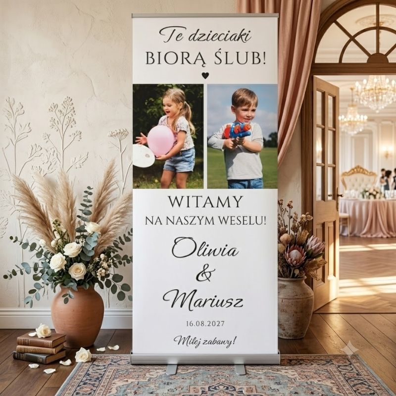 Te Dzieciaki Biorą Ślub Roll-Up Ślubny Spersonalizowany ze Zdjęciem. Personalizowany roll-up ślubny 85x200 cm z hasłem „Te dzieciaki biorą ślub” oraz zdjęciem pary młodej z dzieciństwa.