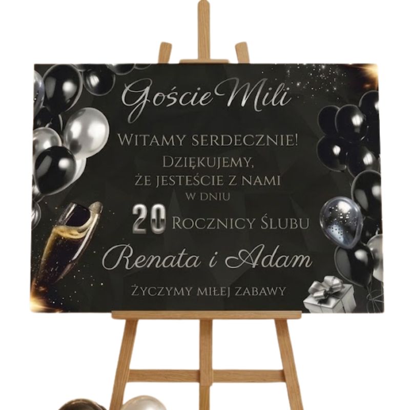 Personalizowana tablica powitalna na 20. rocznicę ślubu z imionami Renata i Adam, z eleganckim motywem czarnych i srebrnych balonów oraz szampana, stojąca na drewnianej sztaludze.