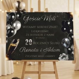 Elegancka Tablica Powitalna na Rocznicę Ślubu 70x50 cm Personalizowana MD1976. Personalizowana tablica powitalna na 20. rocznicę ślubu z imionami Renata i Adam, z eleganckim motywem czarnych i srebrnych balonów oraz szampana, stojąca na drewnianej sztaludze.
